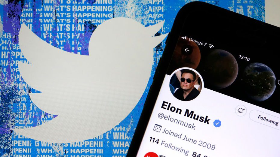 Het Twitter-account van Elon Musk wordt weergegeven op het iPhone-scherm voor de startpagina van de Twitter-website