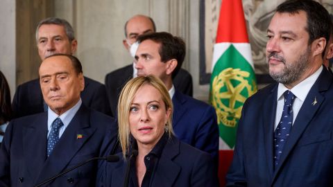 Silvio Berlusconi (links) en Matteo Salvini (rechts) zullen naar verwachting deel gaan uitmaken van Meloni's regering, die een van de meest extreemrechtse regeringen in de moderne geschiedenis zal zien. 