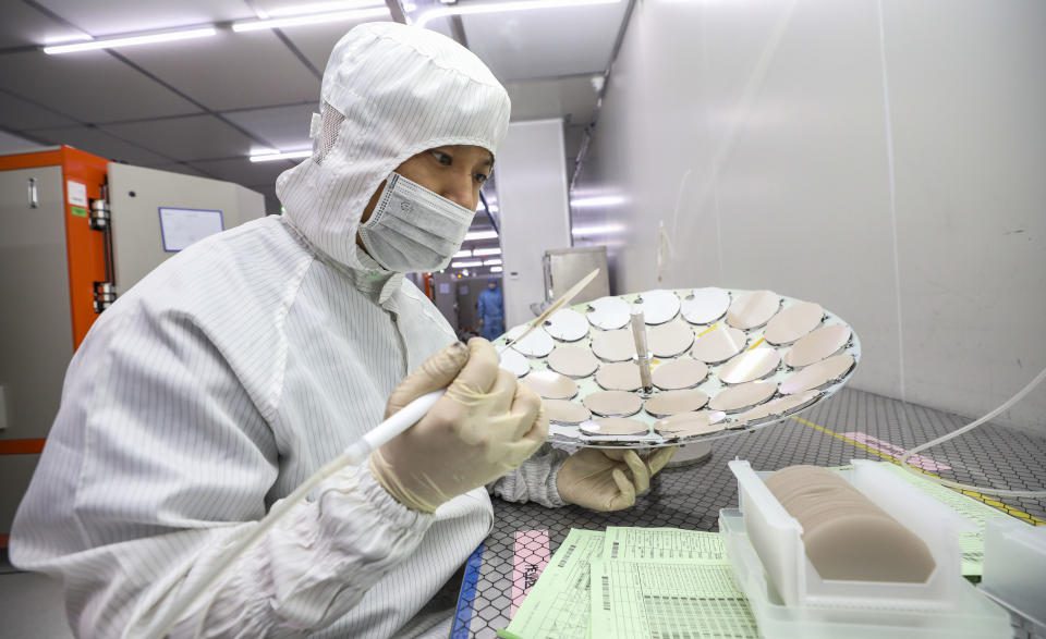 HUAI & # 39;  AN, China - 27 september: Een werknemer werkt in een productielijn voor halfgeleiderwafels in de fabriek van Jiangsu Azure Corporation Cuoda Group Co., Ltd.  Ltd.  Op 27 september 2022 in Huai & # 39;  Provincie Jiangsu, China.  (VCG/VCG-fotografie via Getty Images)