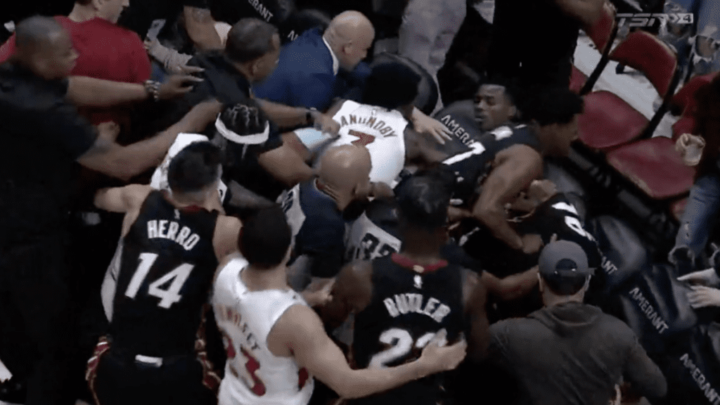 Een late aanval op de nieuwkomer Koloko van de Raptors leidt tot een gewelddadige vechtpartij tegen de Heat