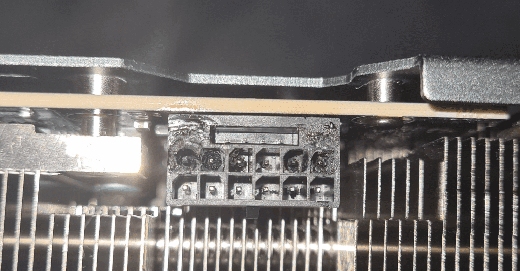 De 16-pins NVIDIA-connector op de GeForce RTX 4090 grafische kaart verbrandt en smelt de kabel en het stopcontact