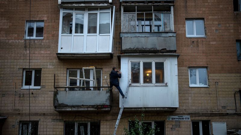 Terwijl Russische stakingen het elektriciteitsnet in gevaar brengen, vertelt Oekraïne vluchtelingen deze winter niet terug te keren