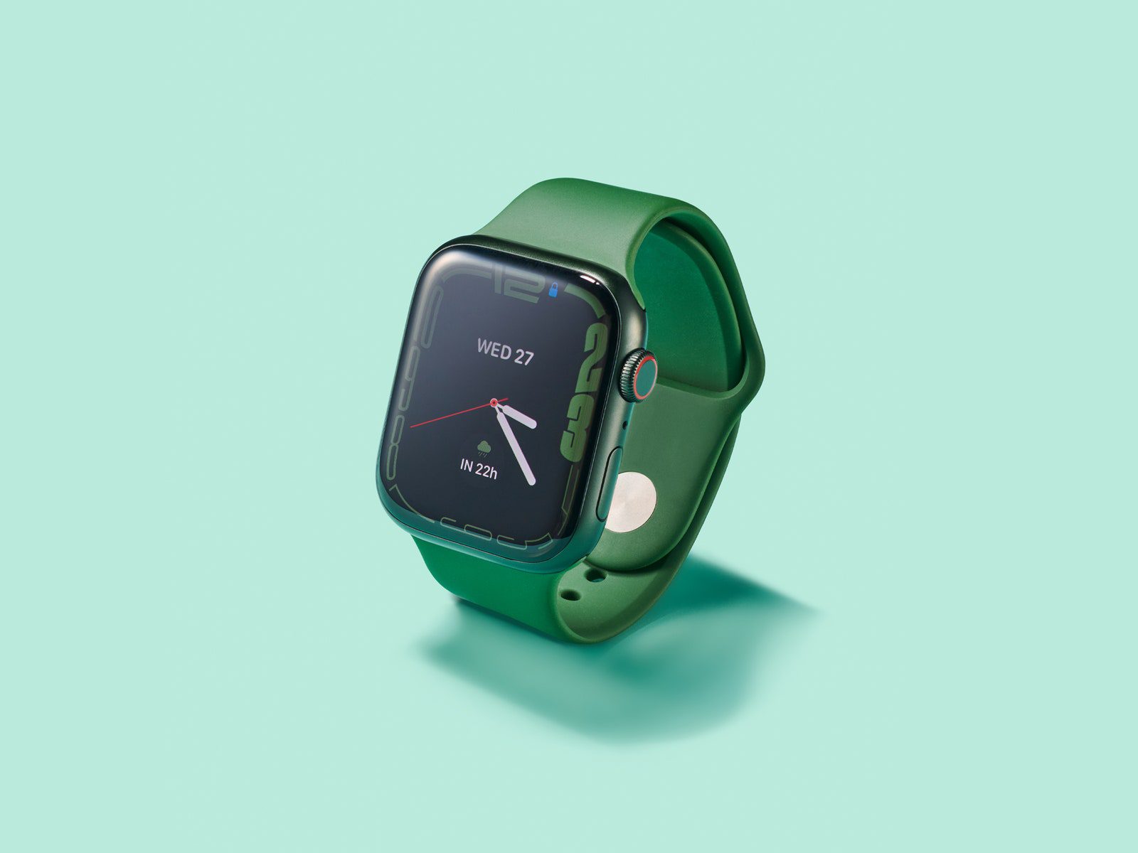 Apple Watch Series 7 op een lichtgroene achtergrond