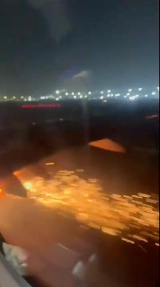 Het vliegtuig stijgt op op de luchthaven van Delhi voordat het in brand vliegt.