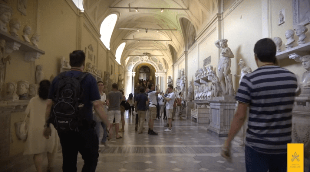 Amerikaanse toerist gearresteerd na vernieling van oude Romeinse sculpturen als reactie op het niet zien van de paus in het Vaticaan