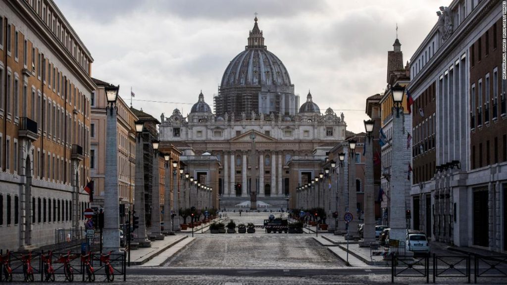 Amerikaanse toerist slaat twee standbeelden in de Vaticaanse Musea kapot