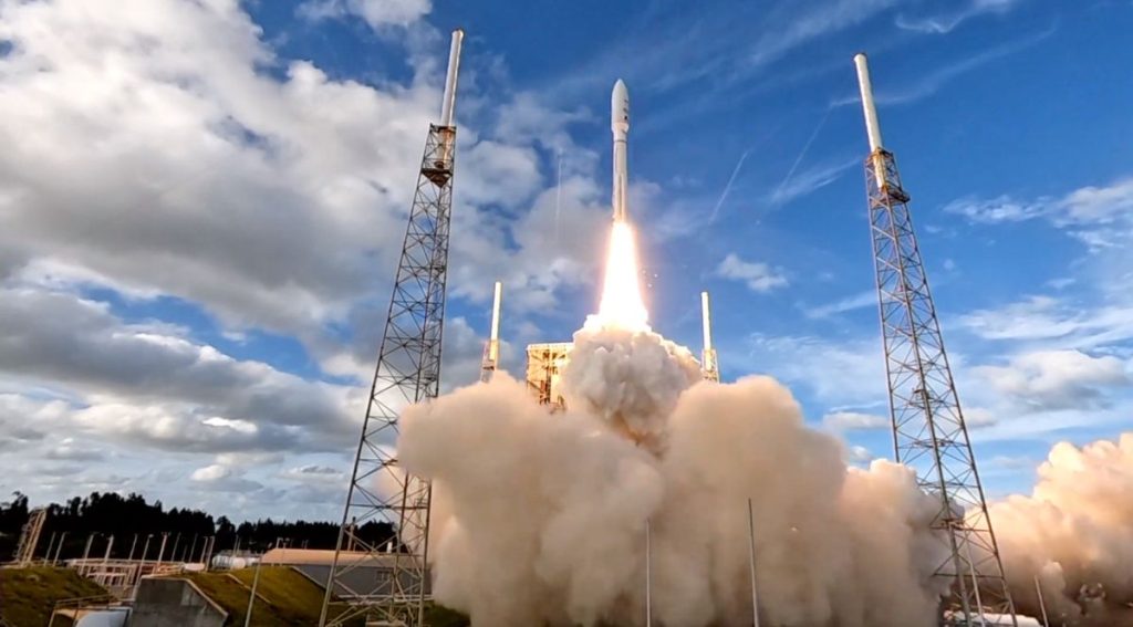 Atlas V-raket lanceert twee communicatiesatellieten in een baan om de aarde