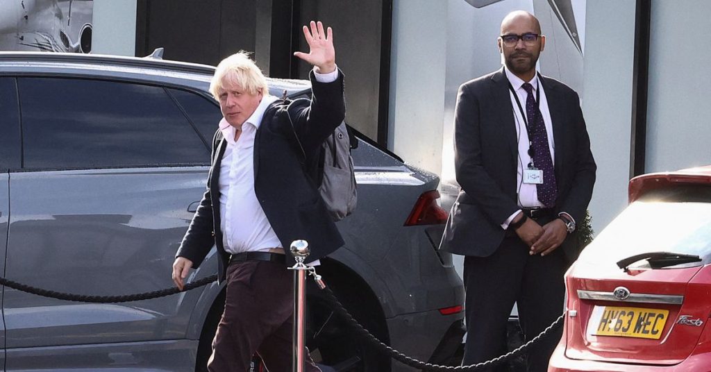 Boris Johnson keert terug naar het VK in een poging een snelle politieke comeback te maken