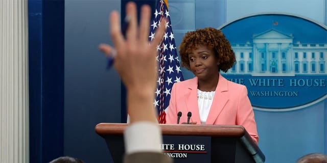 Perssecretaris van het Witte Huis Karen Jean-Pierre spreekt met verslaggevers tijdens de dagelijkse briefing in de Brady Press Briefing Room van het Witte Huis op 28 september 2022 in Washington, DC.