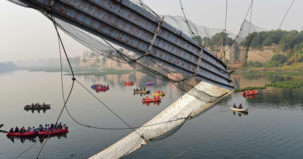 Een voetgangersbrug stortte in in India, waarbij minstens 132 mensen omkwamen