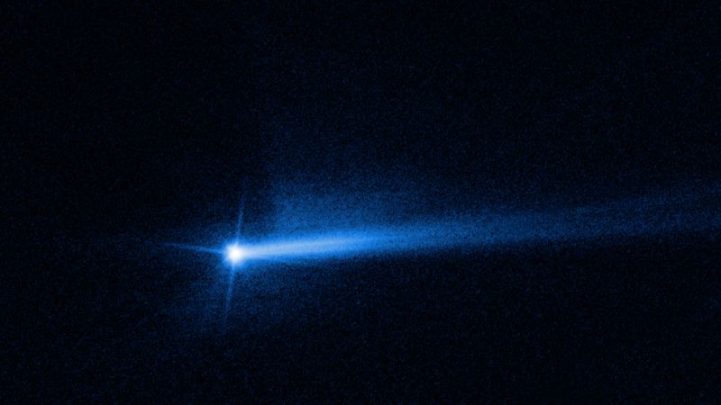 Hubble toont een weergave van een dubbele staart gemaakt door de asteroïde-inslagmissie
