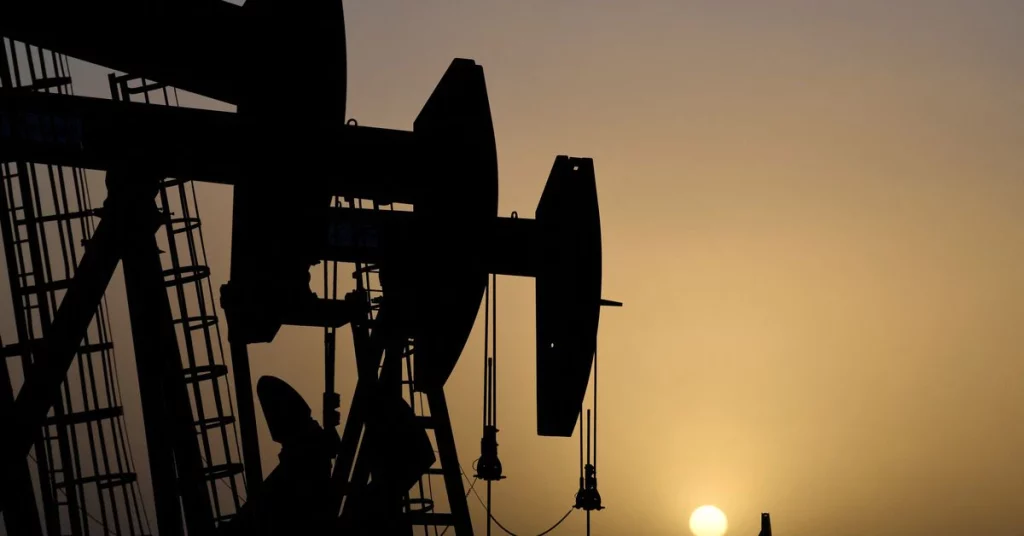 Olie stijgt $ 4 terwijl OPEC+ de grootste productieverlaging sinds 2020 weegt