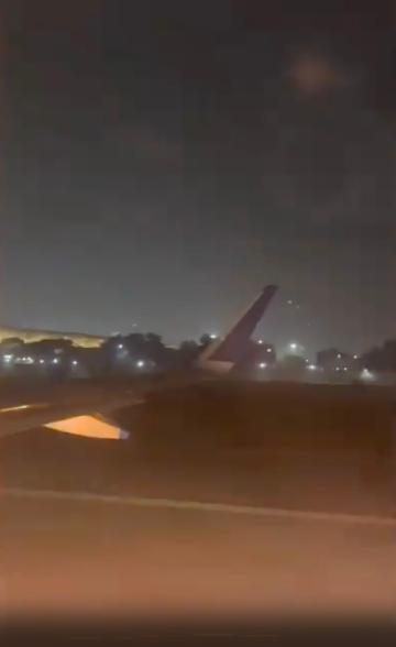 Het vliegtuig stijgt op op de luchthaven van Delhi voordat het in brand vliegt.