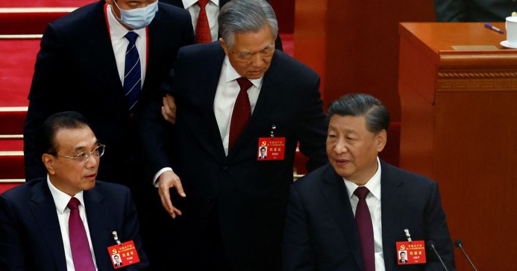 Voormalige Chinese president Hu Jintao wordt uit de partijconferentie geëscorteerd
