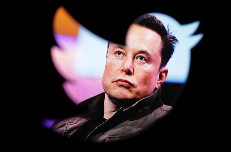 De afbeelding van Elon Musk is te zien door het Twitter-logo in deze illustratie, genomen op 28 oktober 2022. REUTERS/Dado Ruvic/Illustration