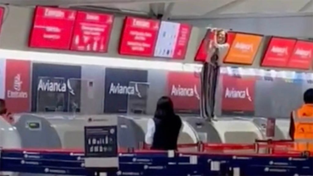 Tantrum door een reiziger: een vrouw wordt getoond in een video die een incheckagent van een luchtvaartmaatschappij aanvalt op de luchthaven van Mexico-Stad
