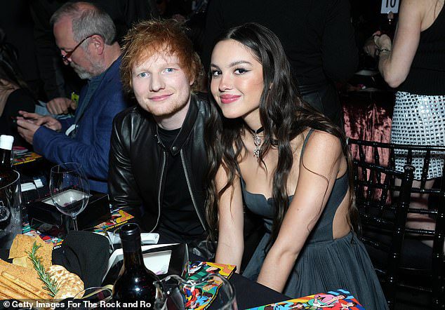 Blije vrienden: Olivia zat naast haar blije assistent Ed Sheeran