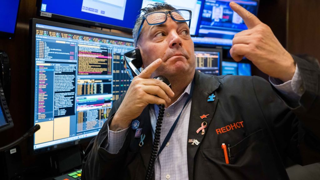 De Dow Jones Industrial Average steeg om de week te beginnen terwijl beleggers wachten op de tussentijdse verkiezingen en het inflatierapport
