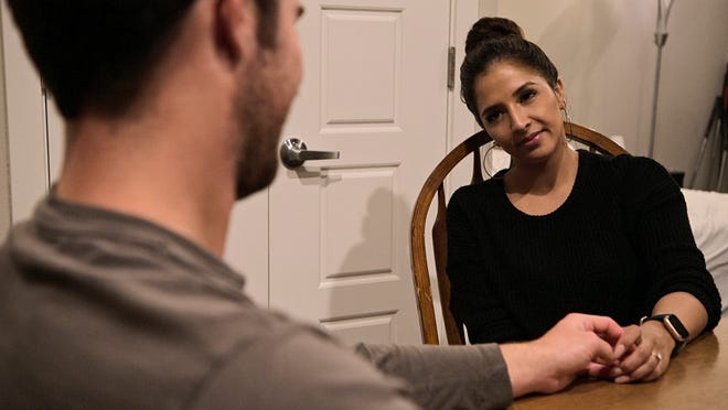 Zanab Jefri, rechts, praat met verloofde Cole Barnett in een scène uit "liefde is blind" seizoen 3.