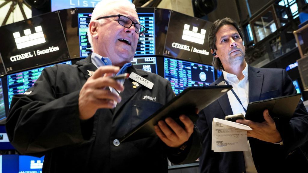 De Dow sprong vrijdag met 150 punten toen investeerders de angst voor stijgende rentevoeten lieten varen