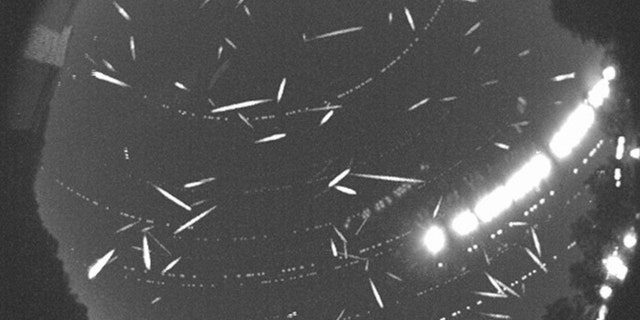 Meer dan 100 meteoren zijn vastgelegd in deze composietafbeelding, gemaakt tijdens de piek van de Geminiden-meteorenregen in 2014. 