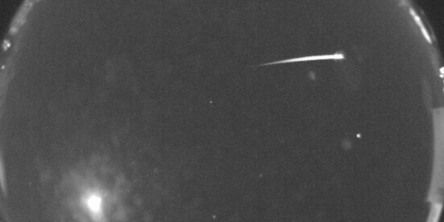 Om 01:45 uur GMT op 17 november legde NASA's All Sky Camera aan de New Mexico State University dit beeld vast van de Leonid-meteoren die door de lucht vlogen.