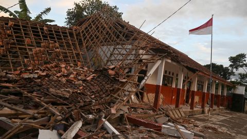 Het ingestorte gebouw van de Cianjur School in de nasleep van de aardbeving.