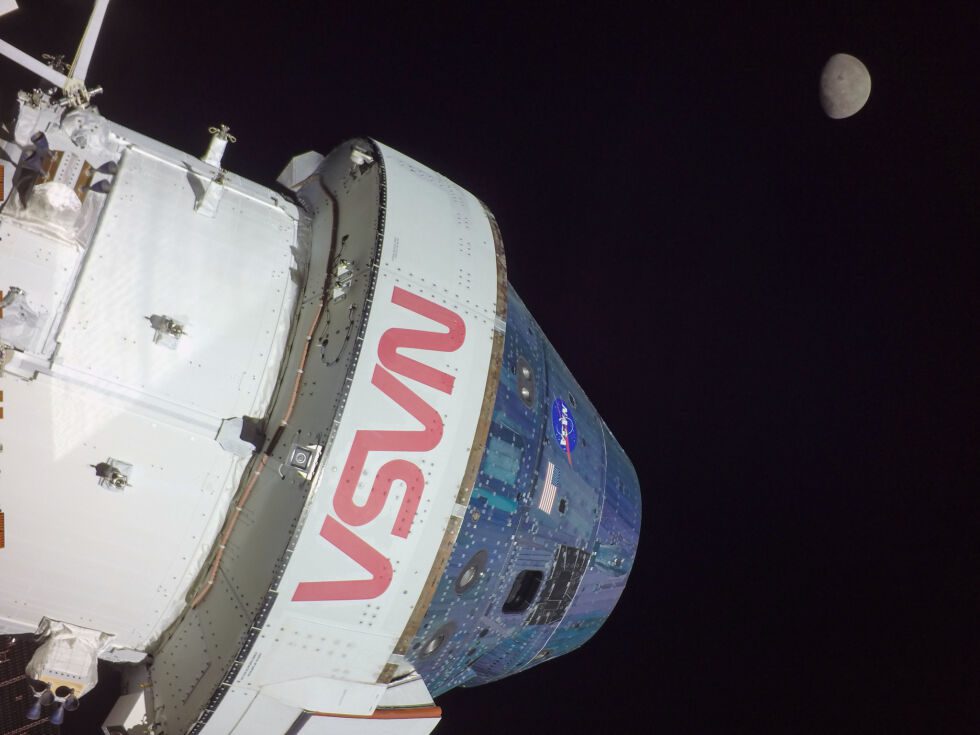 Een zicht op de Orion-capsule, de servicemodule en de maan.