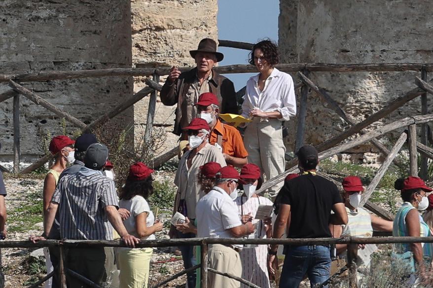 Harrison Ford en Phoebe Waller-Bridge zijn te zien tijdens het filmen van Indiana Jones 5 op Sicilië, op 19 oktober 2021 in de Segesta-tempel, Sicilië, Italië.