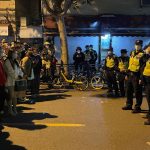 Demonstranten in Shanghai en de politie verdringen zich terwijl de woede toeneemt over de beperkingen van China op de verspreiding van het coronavirus