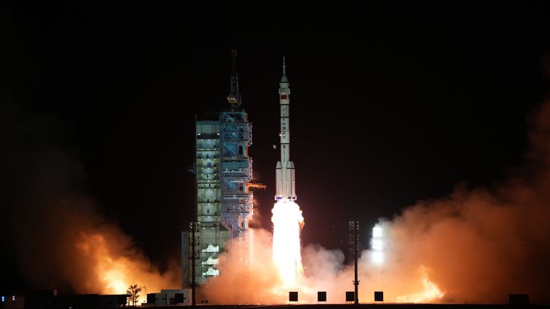 China lanceert 3 astronauten naar een nieuw ruimtestation