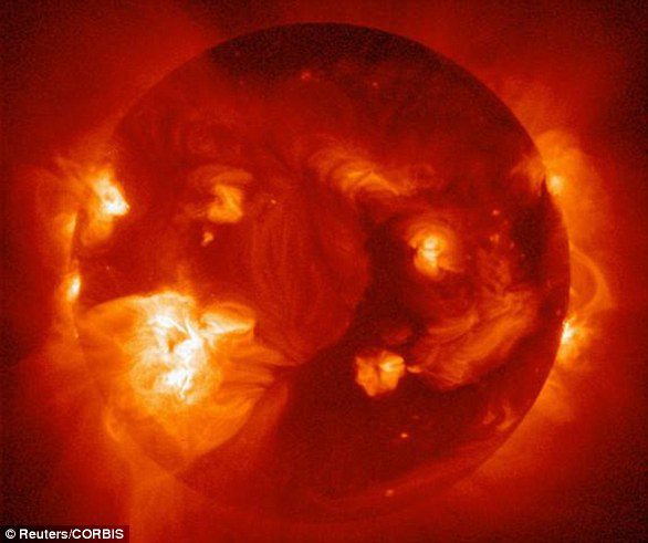 Deze afbeelding toont de coronale gaten van de zon in röntgenvorm.  De buitenste atmosfeer van de zon, de corona, bestaat uit sterke magnetische velden, die in gesloten toestand ervoor kunnen zorgen dat gasbellen en magnetische velden plotseling en gewelddadig worden uitgeworpen, een zogenaamde coronale massa-uitstoting.