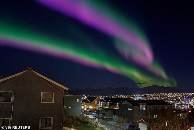 De aurora borealis - een weergave van natuurlijk licht aan de aardse hemel - is mogelijk ook zichtbaar in het noorden van het Verenigd Koninkrijk.  Afgebeeld is de aurora borealis, ook bekend als het noorderlicht, zoals te zien in de lucht boven Tromsø, Noorwegen, 2 november 2022