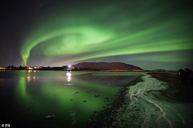 Aurora borealis boven de berg Ingolfsfjall bij Selfoss aan de zuidkust van IJsland, 28 november 2022