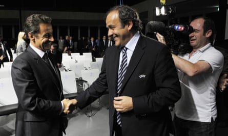 Michel Platini schudde de hand van Nicolas Sarkozy (links) in 2010.
