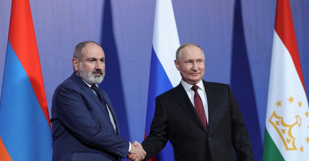 De Armeense leider, die Poetin ontvangt, klaagt over een gebrek aan hulp van de door Rusland geleide coalitie