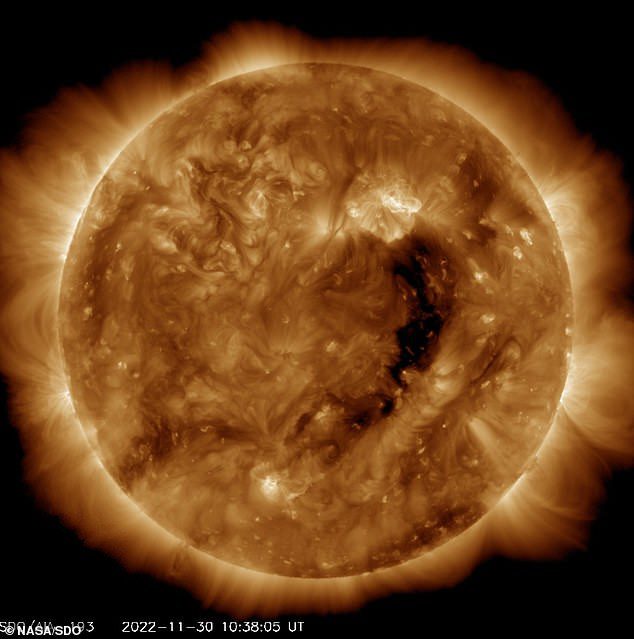 Coronale gaten verschijnen als donkere vlekken in ultraviolette beelden van de zon.  Afgebeeld is de zon van vandaag met een zonnegat nabij de evenaar