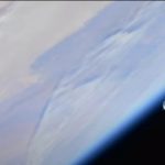 Een SpaceX Dragon-vrachtschip meert aan bij een ruimtestation om zonnepanelen, zaden en meer af te leveren