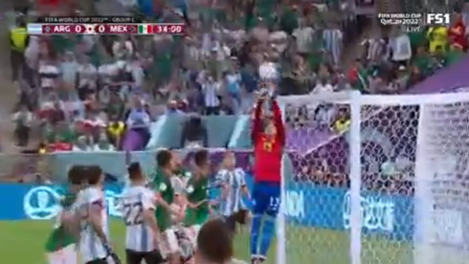 De Argentijn Lionel Messi stond op het punt zijn eerste doelpunt van de wedstrijd te maken, nadat Ochoa er tegen had geschopt