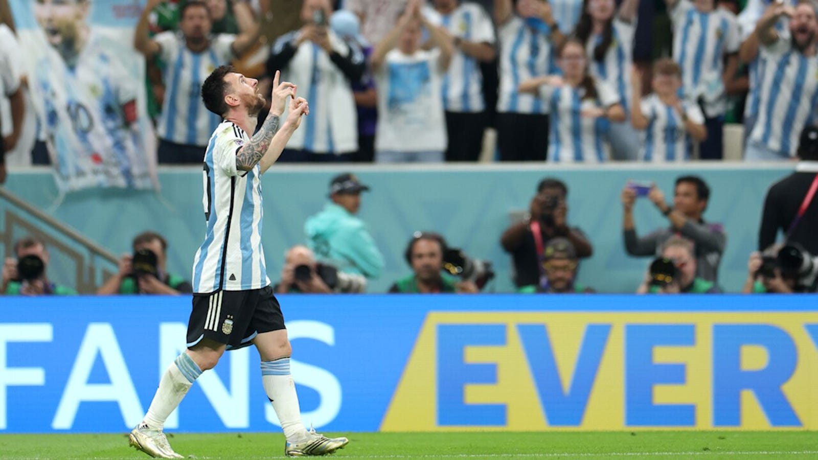 De Argentijn Lionel Messi scoort in de 64e minuut een doelpunt tegen Mexico