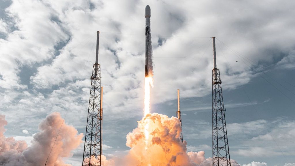 Kijk hoe SpaceX dinsdag (22 november) een nieuwe communicatiesatelliet lanceert