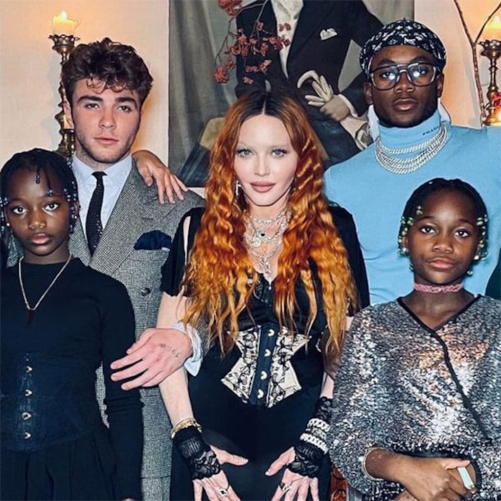 Madonna deelt zeldzame familiefoto's met alle zes de kinderen op Thanksgiving