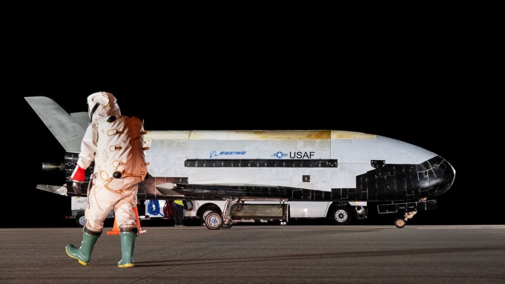 Sonische knal scheurt door Florida terwijl Space Force X-37B terugkeert naar huis