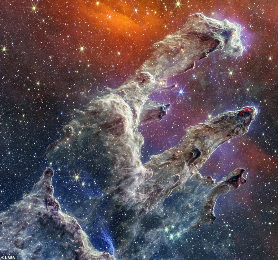 Mooi: bijna 30 jaar geleden verbaasden de pijlers van de schepping de astronomiewereld toen ze werden vastgelegd door NASA's beroemde Hubble-ruimtetelescoop.  Nu kan een nieuwe generatie genieten van een nieuwe kijk op het angstaanjagende schouwspel nadat de James Webb-ruimtetelescoop van het Amerikaanse ruimteagentschap van $ 10 miljard (£ 7,4 miljard) dezelfde vingerachtige ranken van gas en stof in beeld heeft gebracht (foto)