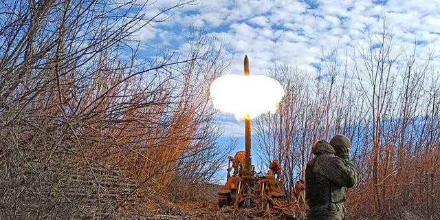 Gewapende leden van de Volksrepubliek Donetsk (DPR) vuren op 1 december 2022 houwitsergranaten af ​​op het Bakhmut-grensfront in Donetsk, Oekraïne. 