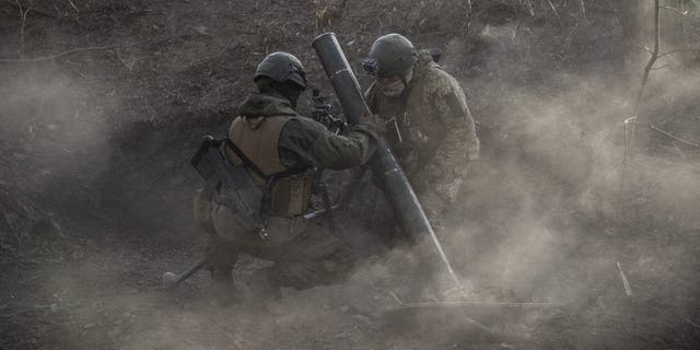 Oekraïense soldaten kijken na het afvuren van mortieren op de frontlinie van Toritsk in Donbass, Oekraïne, 2 december 2022. 