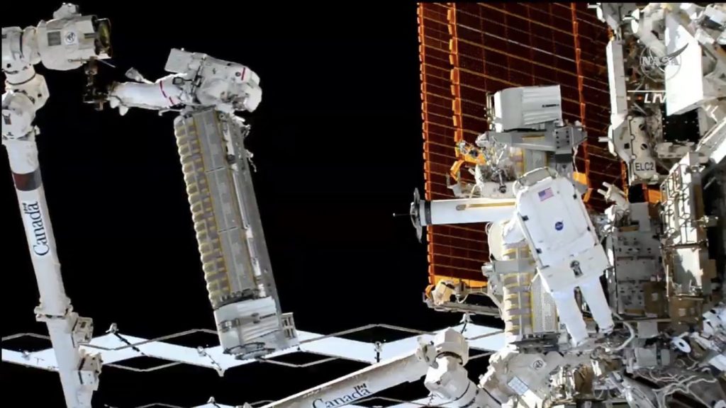 Astronauten installeren een nieuw zonnepaneel buiten het internationale ruimtestation ISS - Spaceflight Now