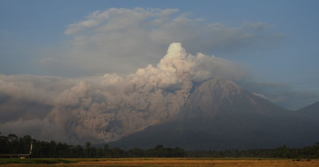 Indonesië evacueert dorpelingen als een vulkaan uitbarst op het eiland Java