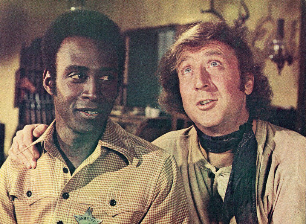 Gene Wilder (rechts) slaat zijn arm om de schouder van Cleavon Little in een still uit de film, "brandende zadels," Geregisseerd door Mel Brooks, 1974.