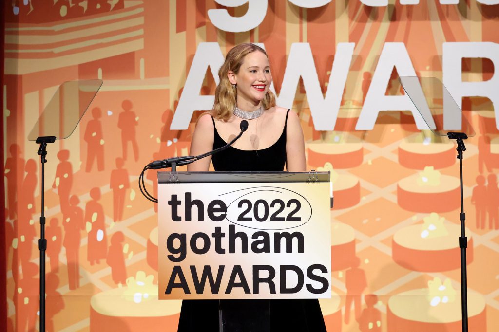 Jennifer Lawrence spreekt op het podium tijdens het Gotham Awards Gala 2022 in Cipriani Wall Street op 28 november 2022 in New York City.